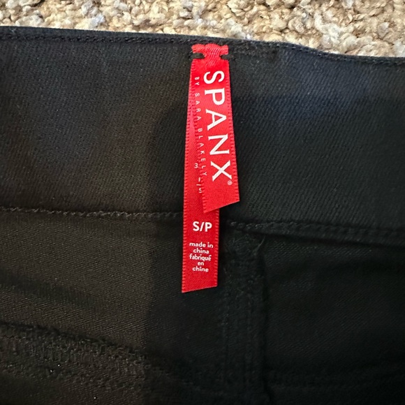 NWT SPANX Cropped Flare Jeans in Black Wash - Picture 7 of 8